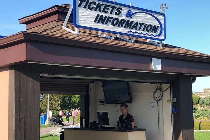 Small-Group Niagara Falls Day Tour from Toronto with Boat and Lunch Options - An hour in Niagara-on-the-Lake
