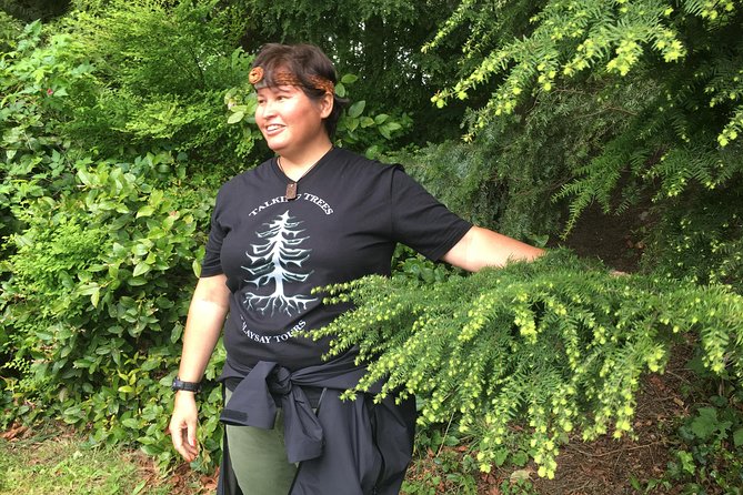 Spoken Treasures: Stanley Park Indigenous Walking Tour - Walking 1.1 kilometres along the seawall