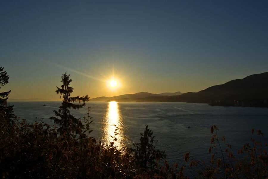 Sunset Bus Tour: Stanley Park & English Bay Photostops - Prospect Point: the tour’s best photograph