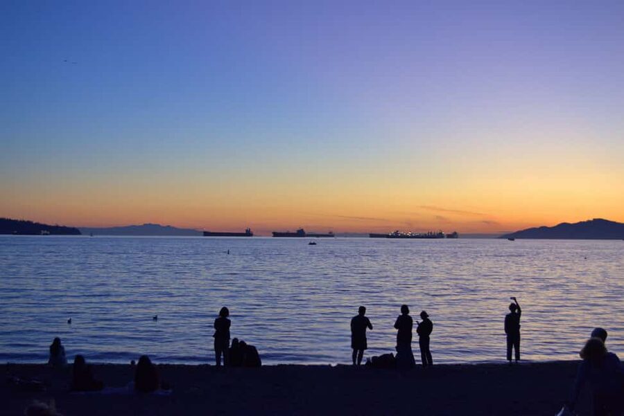 Sunset Bus Tour: Stanley Park & English Bay Photostops - Bridges, water, and Vancouver’s changing evening light