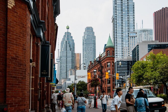 Toronto City Highlights Express Tour - Bloor Street, Yorkville, and the University