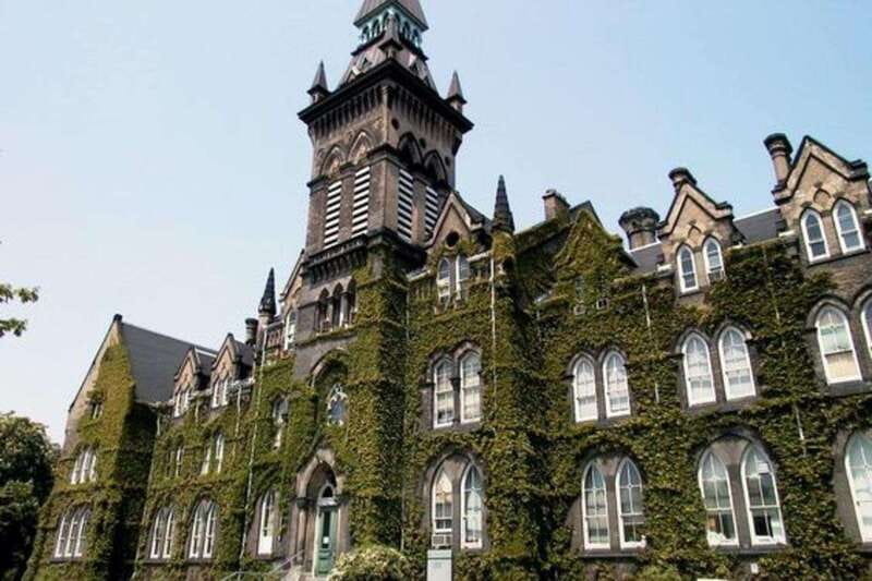 Toronto: Distillery & Old Town Private Walking Tour - What this Toronto walking tour is really trying to show you