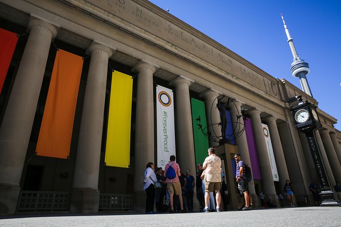 Toronto Essentials Tour: Old Town & Downtown Highlights (PWYC) - Finding the guide inside Union Station