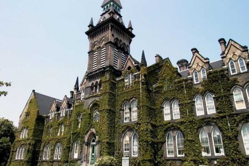 Toronto: Guided Walking Tour of Must-See Attractions - Practical booking advice