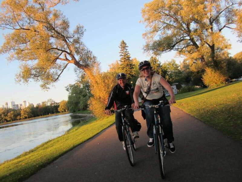 Toronto Islands: Morning or Twilight 3.5-Hour Bike Tour - Parks, beaches, cottages, and the Yacht Club