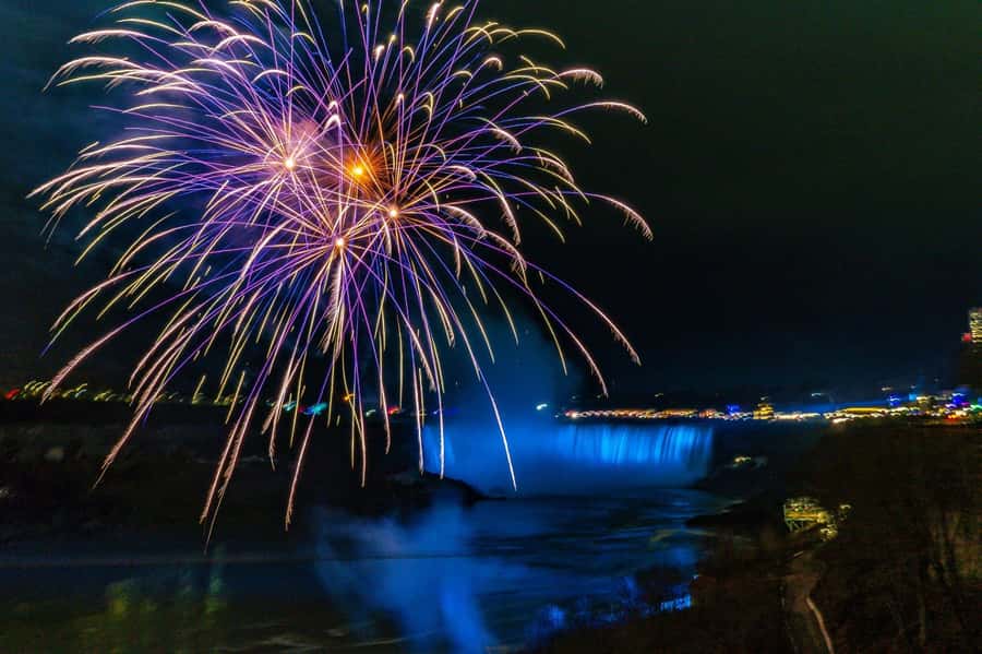 Toronto: Niagara Falls Evening Tour with Fireworks - Maple Leaf Place and the two-and-a-half-hour tasting stop