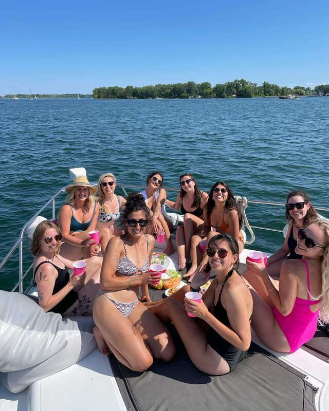 Toronto: Private Luxury Yacht Sightseeing Cruise & Prosecco - Gibraltar Point Lighthouse and the island shore