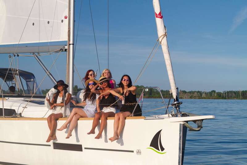 Toronto: Sailing Yacht Cruise of Toronto Harbor and Islands - What the 41-foot yacht feels like onboard