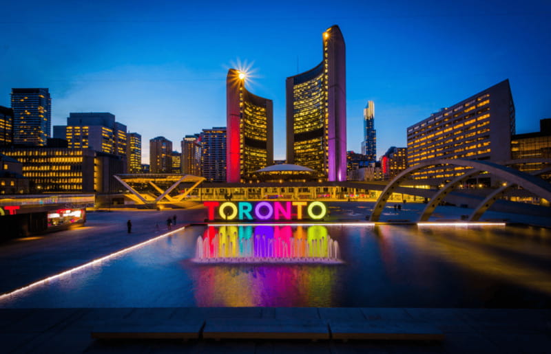 Toronto: Small Group Night Tour with Harbour Boat Cruise - Hotel pickup and the Mercedes Metris van