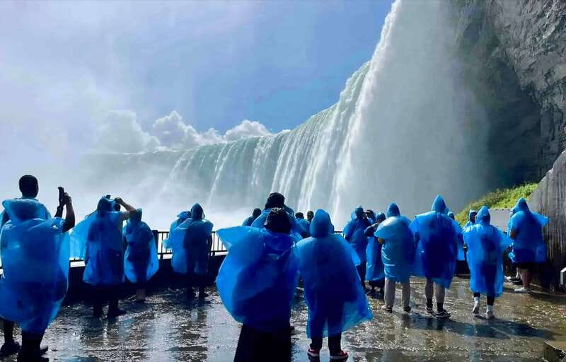 Toronto: Winter Niagara Falls Tour with Attractions Package - Three hours on the Canadian side of Niagara Falls