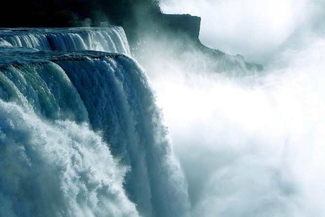 Tour to Niagara Falls from Toronto - Drive-by history along the river
