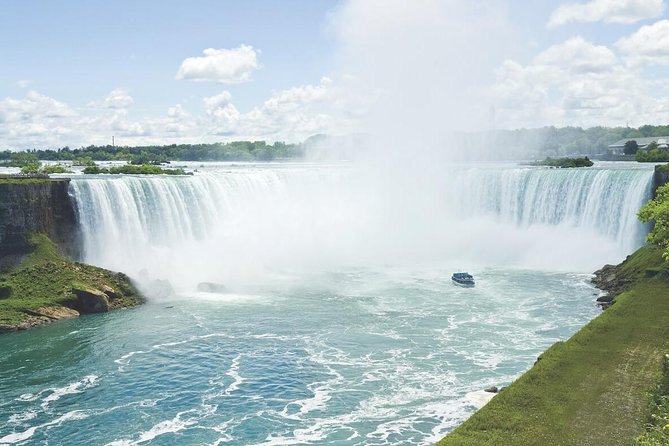 Tour to Niagara Falls from Toronto - Maple Leaf Place and the Canadian maple stop