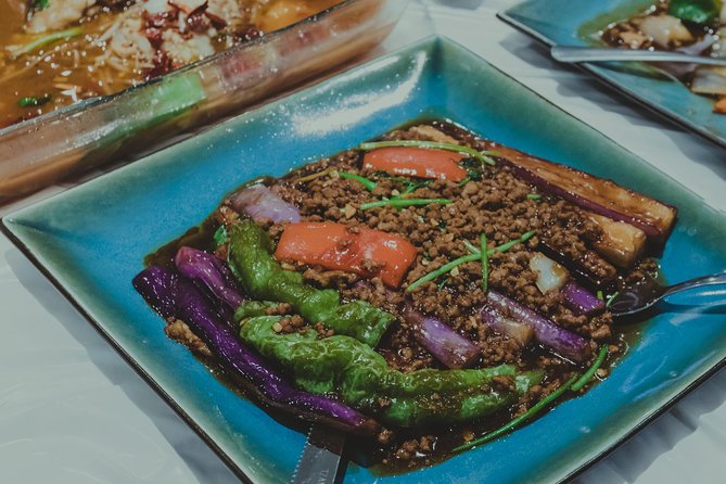 Under the Surface of Montreal's Chinatown: Guided Food Walking Tour - What the guide adds to the experience