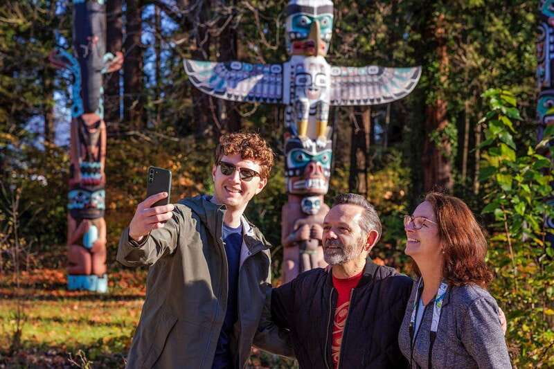 Vancouver: City Highlights Tour with Hotel Transfers - Stanley Park and the totem poles