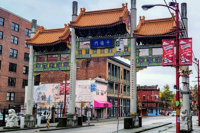 Vancouver Cruise Transfers/ Pre & Post Cruise City Sightseeing Tour Private - Gastown brings old Vancouver and tourist energy