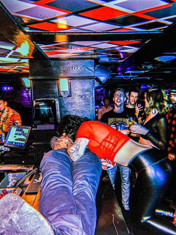 Vancouver: Gastown Pub Crawl - Keeping the Night on Track