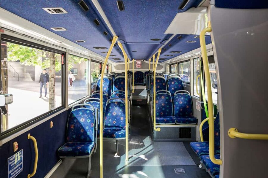 Vancouver: Hop-on Hop-off Sightseeing Tour with 10 Stops - Live commentary can change the quality of the ride