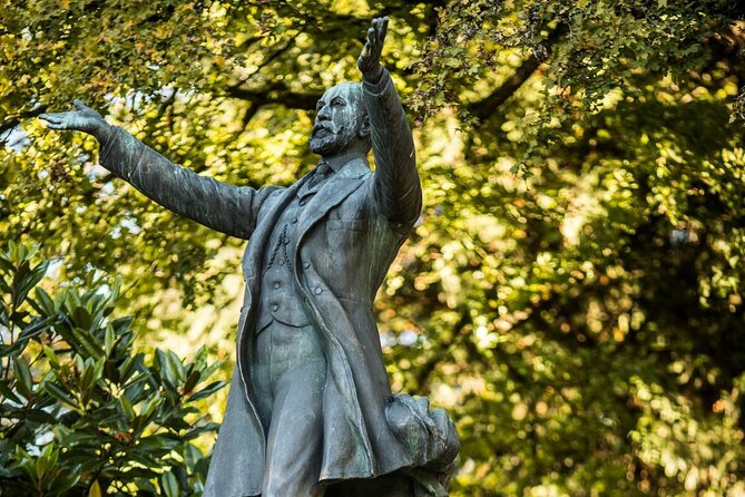 Vancouver Stanley Park 3 Hour Bike Tour - Lord Stanley Memorial Monument: a quick welcome